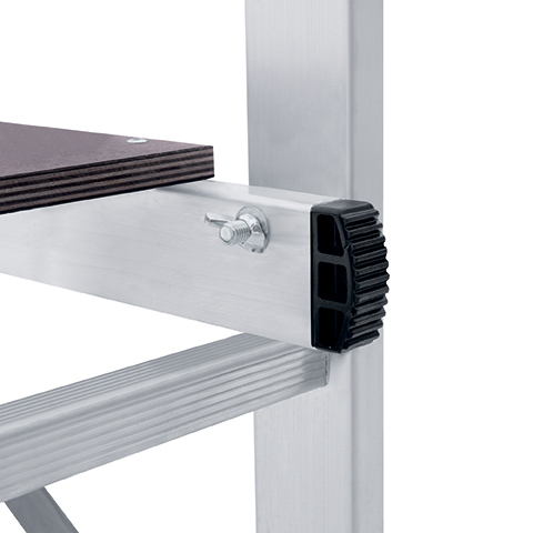 Помост устанавливается на гайки-барашки