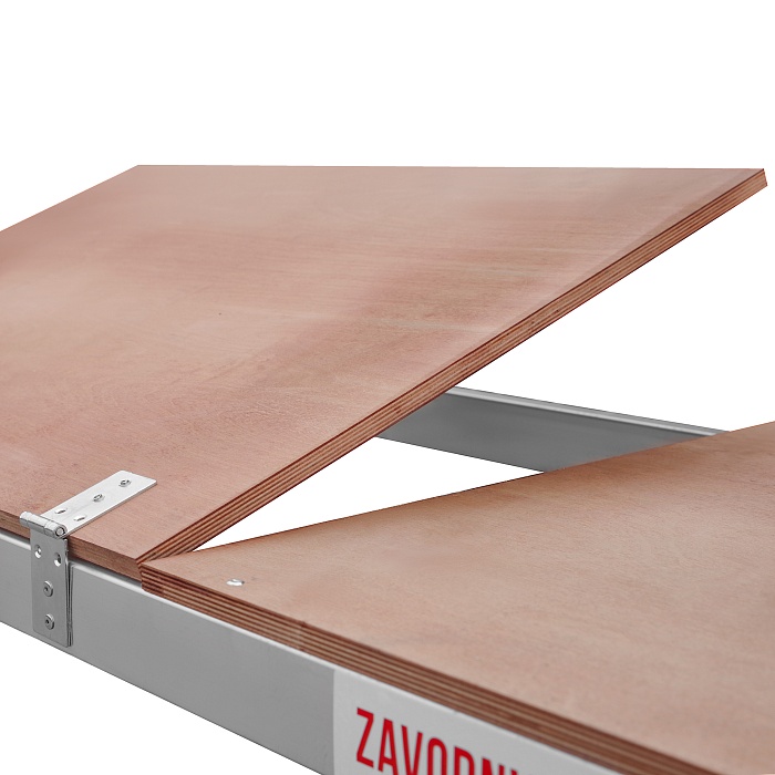 Люк для безопасного подъема на помост