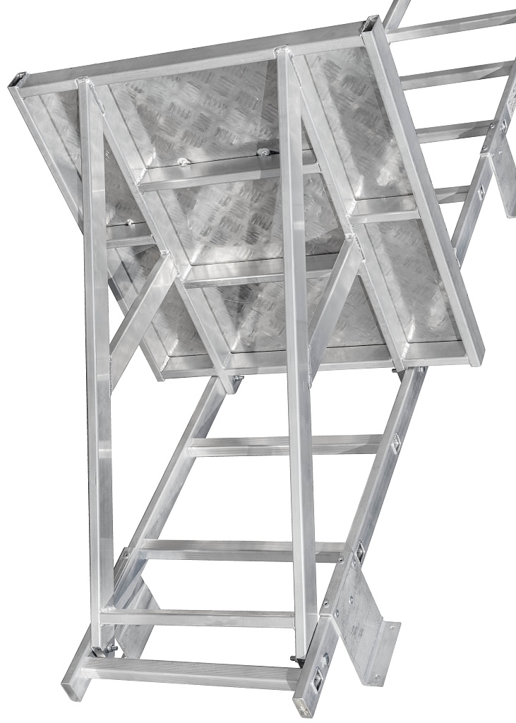 Лестница стационарная с дугой безопасности