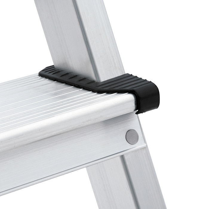 Ступени на самопробивных заклёпках