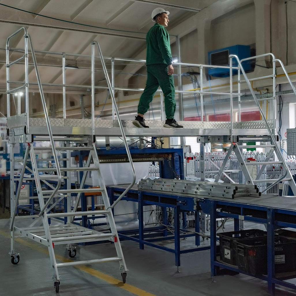 Лестницы с переходами над производственными линиями