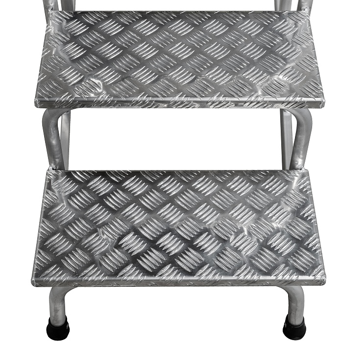 Широкие ступени и площадка