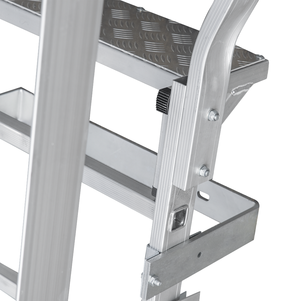 Лестница стационарная с дугой безопасности