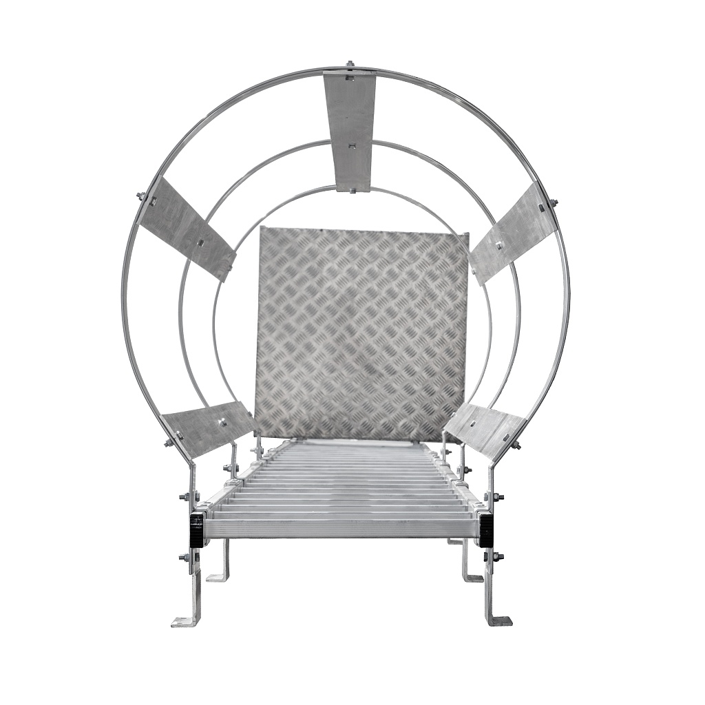 Лестница стационарная с дугой безопасности